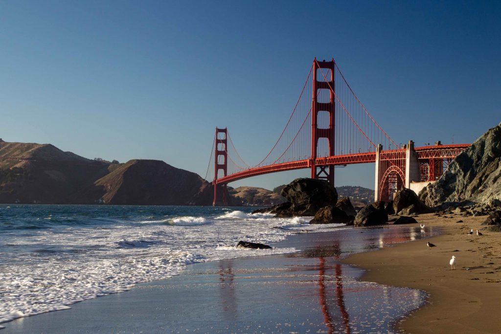 Blick von Marshalls Beach auf die Golden Gate Bridge im Abendlicht in San Francisco, Kalifornien, USA.